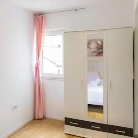Sweet Cherry Apartment Split